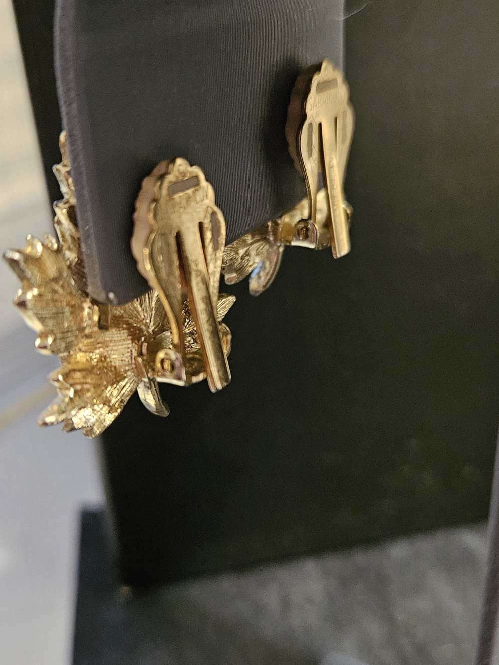 Vintage Gold Maple Leaf Brooch and Earring Set. - Picture 5 of 7
